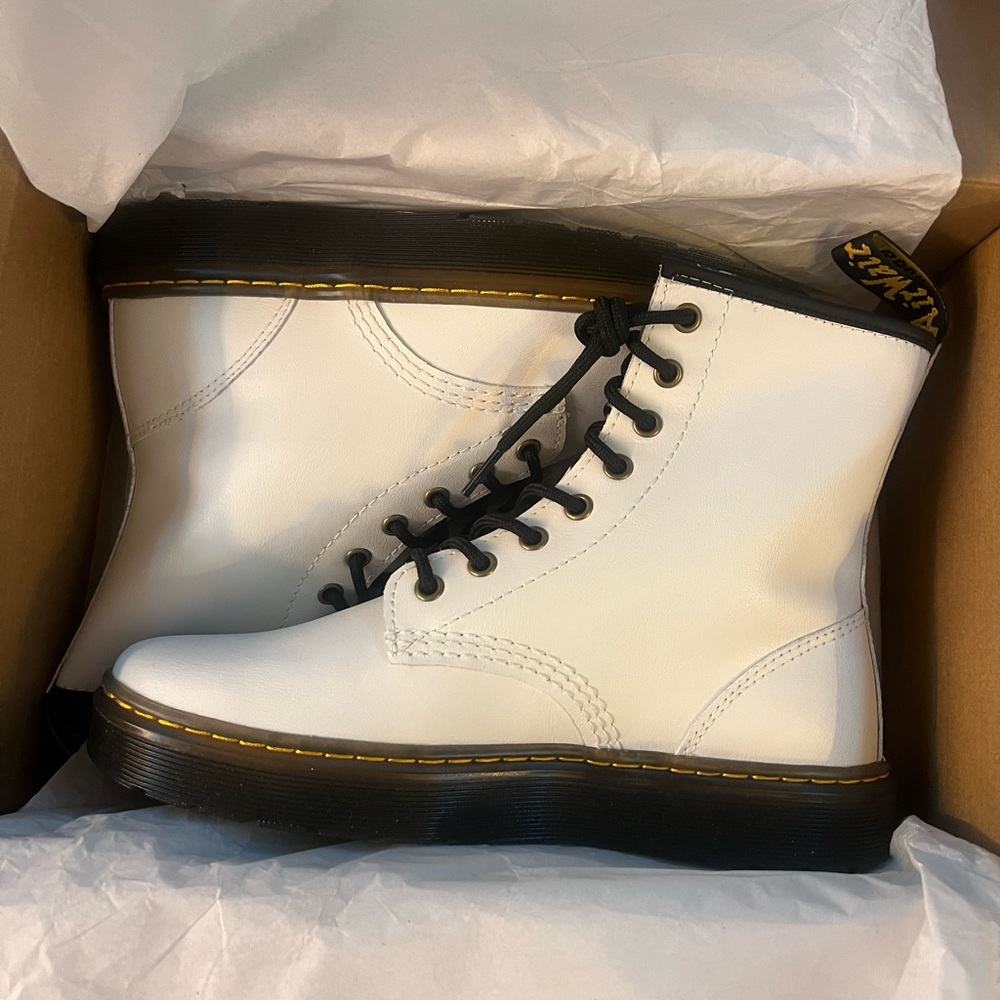 BRAND NEW IN BOX! DR MARTENS White Leather Zavala Lace Up Combat Ankle Boots M 8